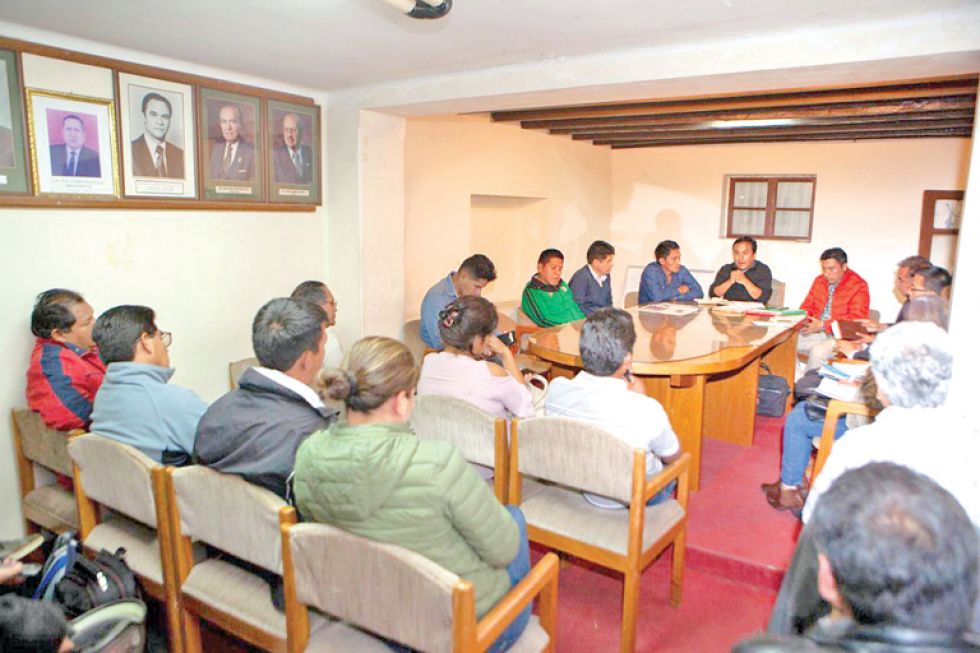COMITÉ. Una anterior reunión del Comité Cívico de Defensa de Intereses de Chuquisaca (Codeinca).