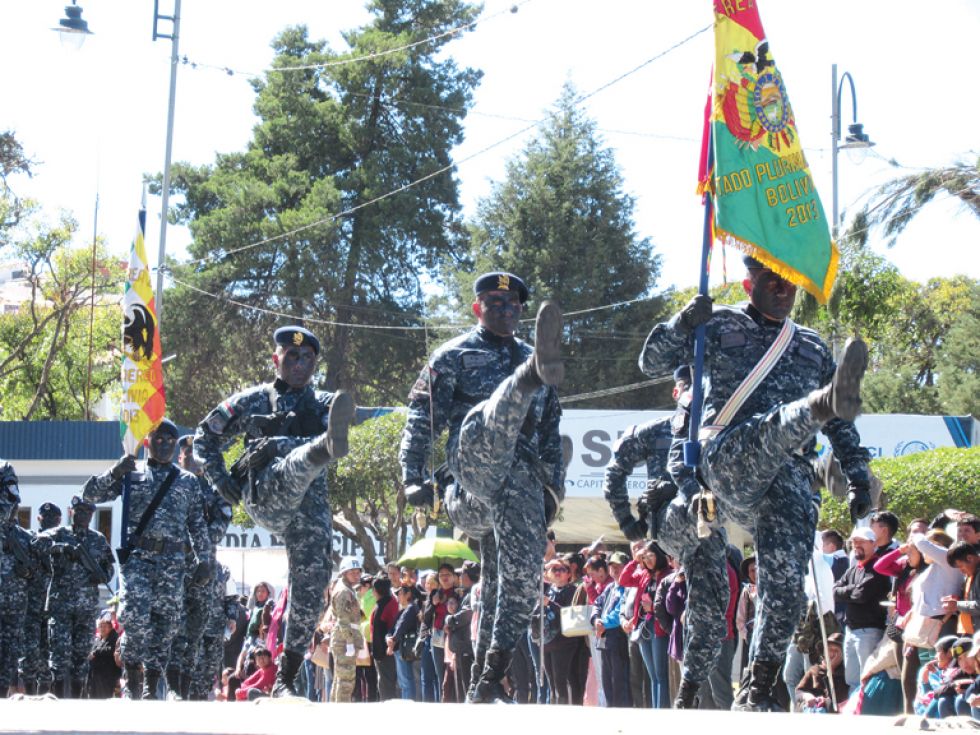 HOMENAJE. El desfile militar en Sucre.