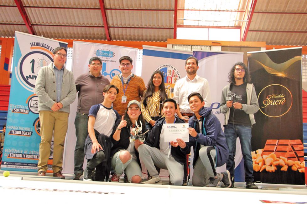 EQUIPO. Los campeones del Torneo Nacional de Robótica con parte de la organización.