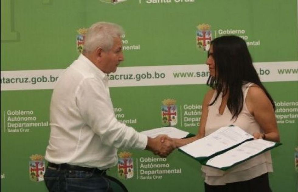 La firma del acuerdo para implementar el SUS entre la Gobernación de Santa Cruz y el Ministerio de Salud.
