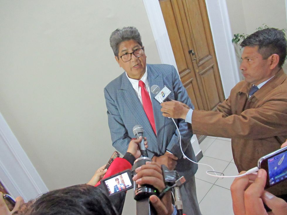 REUNIÓN. El rector Sergio Padilla en entrevista con medios de comunicación.