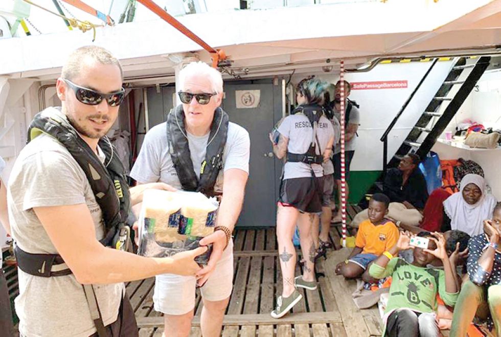 SOLIDARIDAD. El actor Richard Gere entregó víveres a los ocupantes del barco de Open Arms.