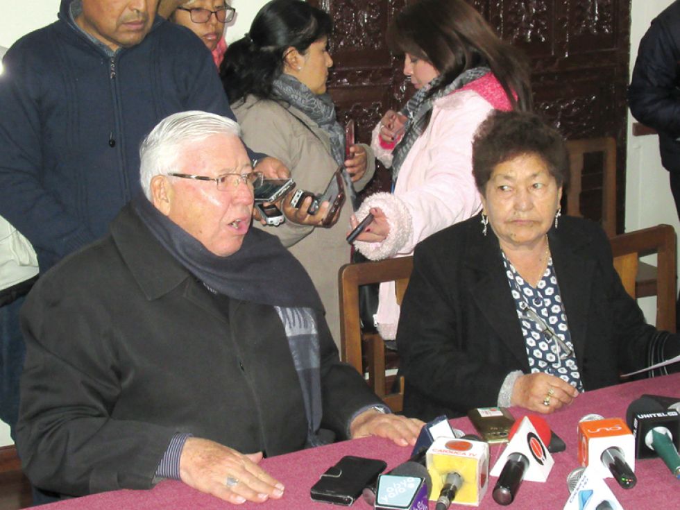 CONFERENCIA. Monseñor Jesús Juarez y Aida Acosta representante de "Las Gualalas".