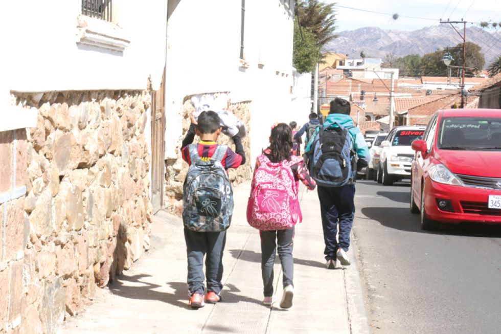 INVIERNO. Se mantienen las medidas de prevención como la no exigencia de uniforme escolar.