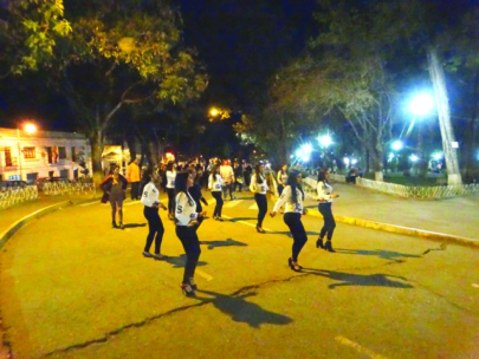 actividades. Danzarines y aficionados al ejercicio se reúnen en el parque.