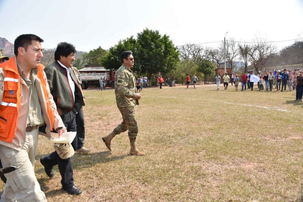 El presidente Evo Morales durante su visita a los afectados por los incendios forestales que afectan a Santa Cruz.