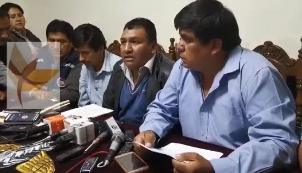 La conferencia de prensa del sector del transporte de Chuquisaca la tarde de este lunes.