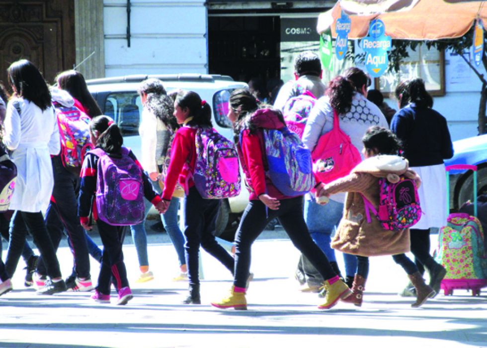 PREVENSIÓN. Aconsejan a los estudiantes continuar con el abrigo para prevenir enfermedades.