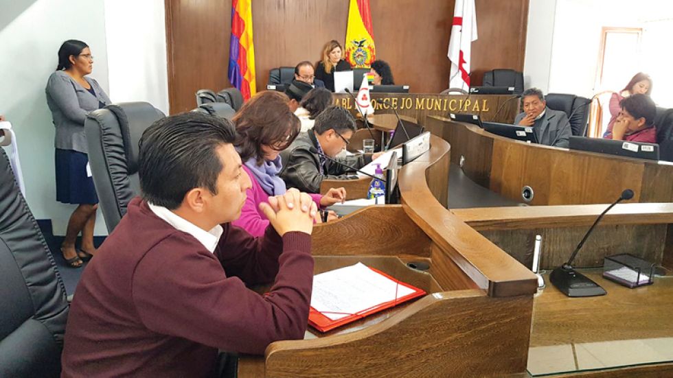 SESIÓN. El concejal suplente Aldo Bilbao se sentó en uno de los curules del Concejo Municipal exigiendo ser incorporado.
