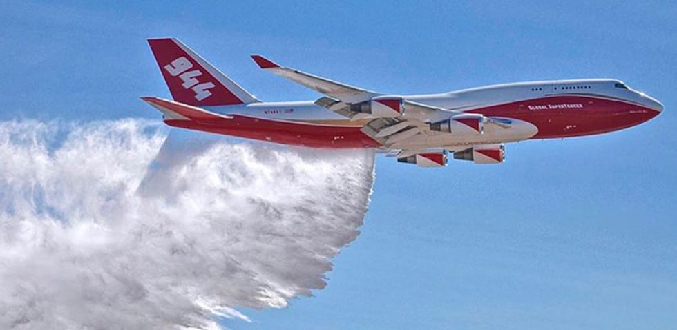 El avión SuperTanker es usado para apagar incendios forestales de gran magnitud y difícil acceso.