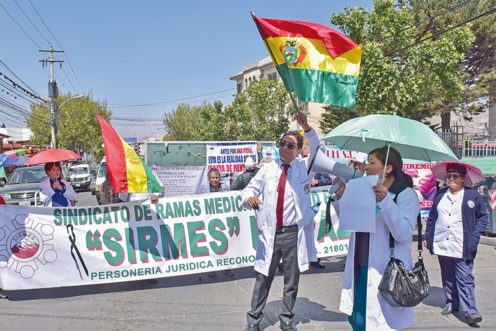 PARO INDEFINIDO. Las movilizacines del sector salud desarrolladas ayer en la ciudad de La Paz.
