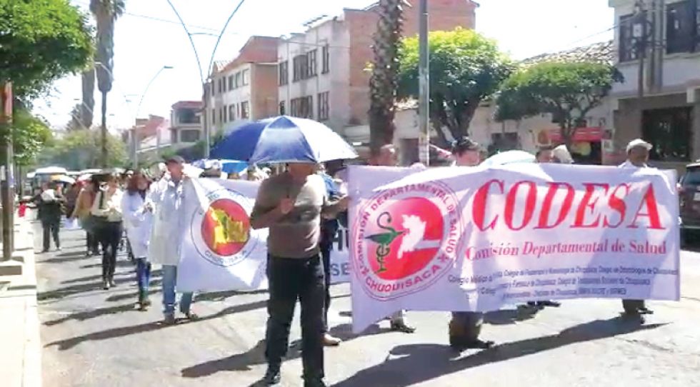 MEDIDAS. La Comisión Departamental de Salud y sindicatos del sector salud marchan en Sucre.