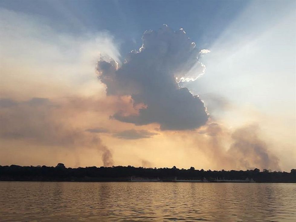 El humo de los incendios en la amazonía a la orilla del rio Madeira próximo a la ciudad de Porto Velho (Brasil).