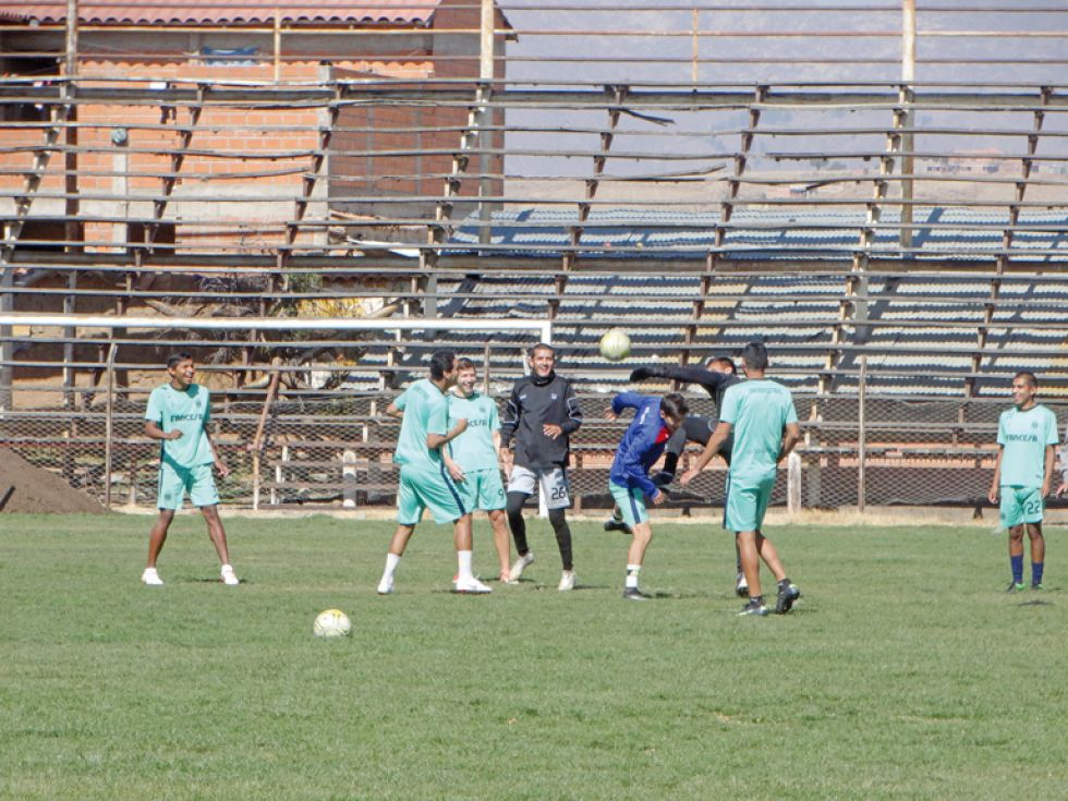 El plantel estudiantil entrenó ayer en el Estadio Sucre, donde el técnico realizó trabajos tácticos y a balón parado.