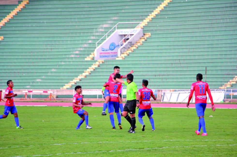El festejo de los jugadores estudiantiles tras el empate transitorio convertido por Yeltsin Ovando.