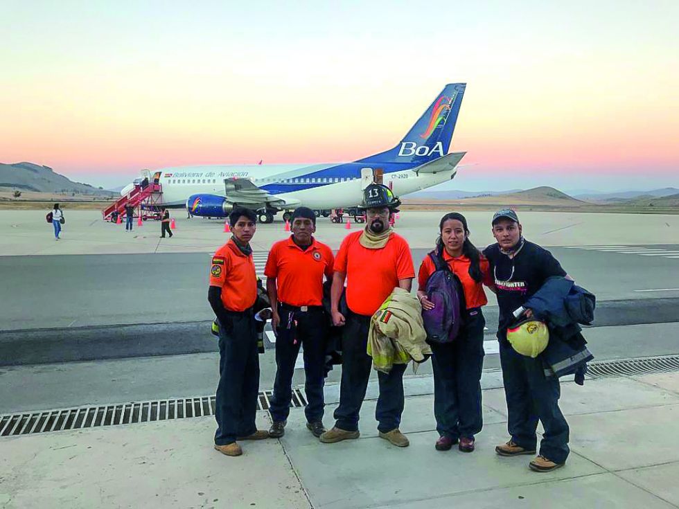 DESTACADO. Los cinco miembros de la Compañía de Bomberos Voluntarios La Plata de Sucre que ayudaron a sofocar el fuego en la Chiquitanía.