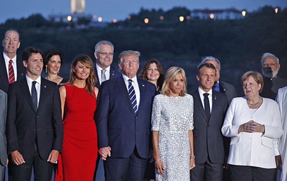 LÍDERES. Los representantes de las potencias del G7 posan para una foto oficial de la cumbre que concluye hoy, lunes, en Francia.