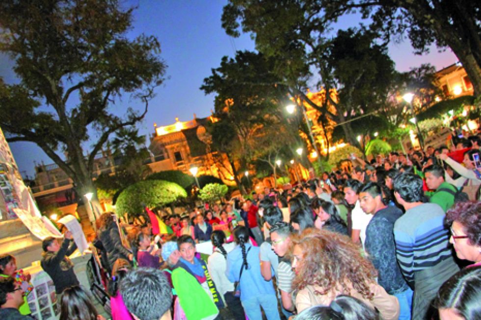 MOVILIZACIÓN. Ecologistas de Sucre salieron en una masiva marcha de protesta ayer.