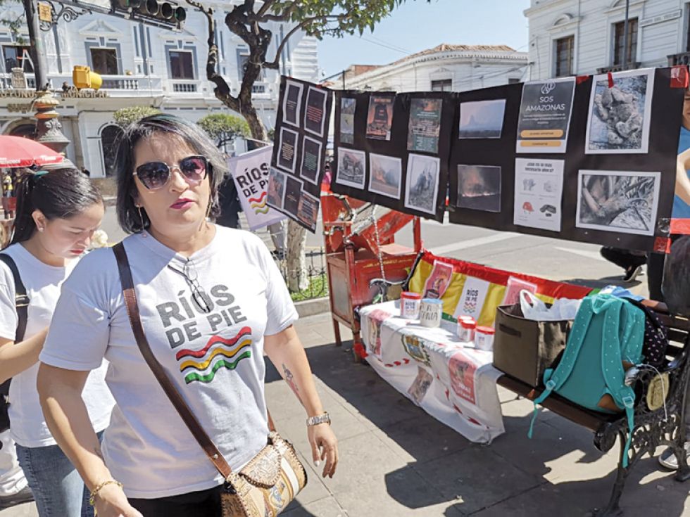 CAMPAÑA. En la Plaza 25 de Mayo se instaló un punto de acopio a cargo de la plataforma Ríos de Pie.