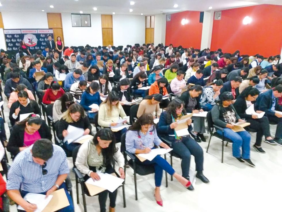 SELECCIÓN. Los postulantes rindieron la prueba en el Tribunal Departamental de Justicia.