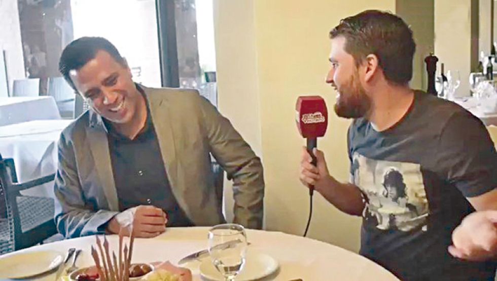 El entrenador venezolano (i) admitió en una entrevista que su abogado llegará a Bolivia para ultimar detalles de su vinculación a la selección.