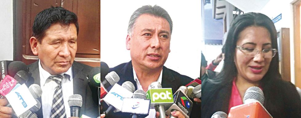 convocados. Los consejeros de la Magistratura Gonzalo Alcón, Omar Michel y Dolka Gómez después de prestar declaración informativa en la Fiscalía de Sucre.