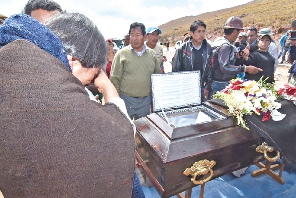 JUSTICIA. Los familiares de los mineros fallecidos en el conflicto no encuentran consuelo.