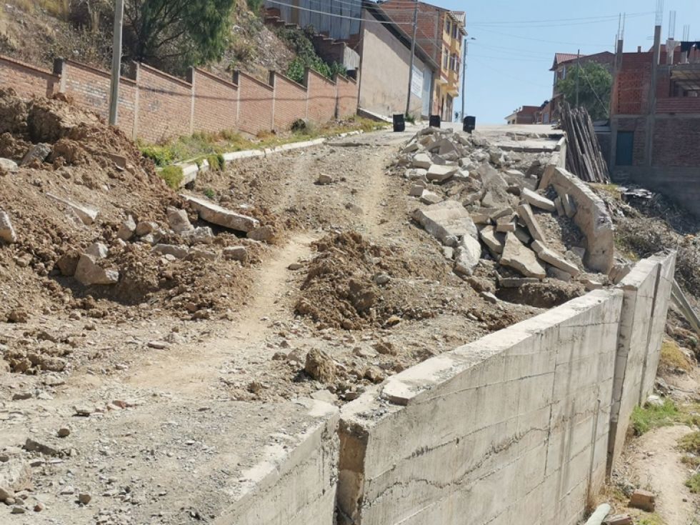 HUNDIDA. La calle Daniel Camacho está intransitable desde el mes de abril, muros de contención continúan cediendo.