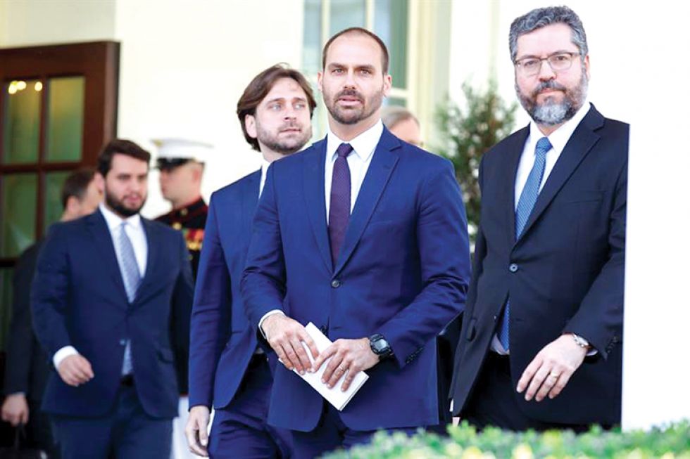 REUNIÓN. El canciller Ernesto Araújo (d) junto a Eduardo Bolsonaro, hijo del presidente de Brasil.