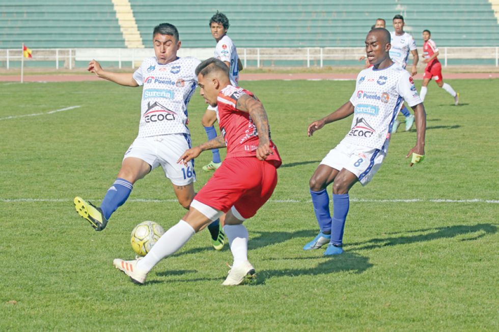 El argentino Maximiliano Martínez intenta elevar un centro ante la marca de Roger Sandi y Jhonatan Franco en el partido jugado ayer, en el Estadio Patria.