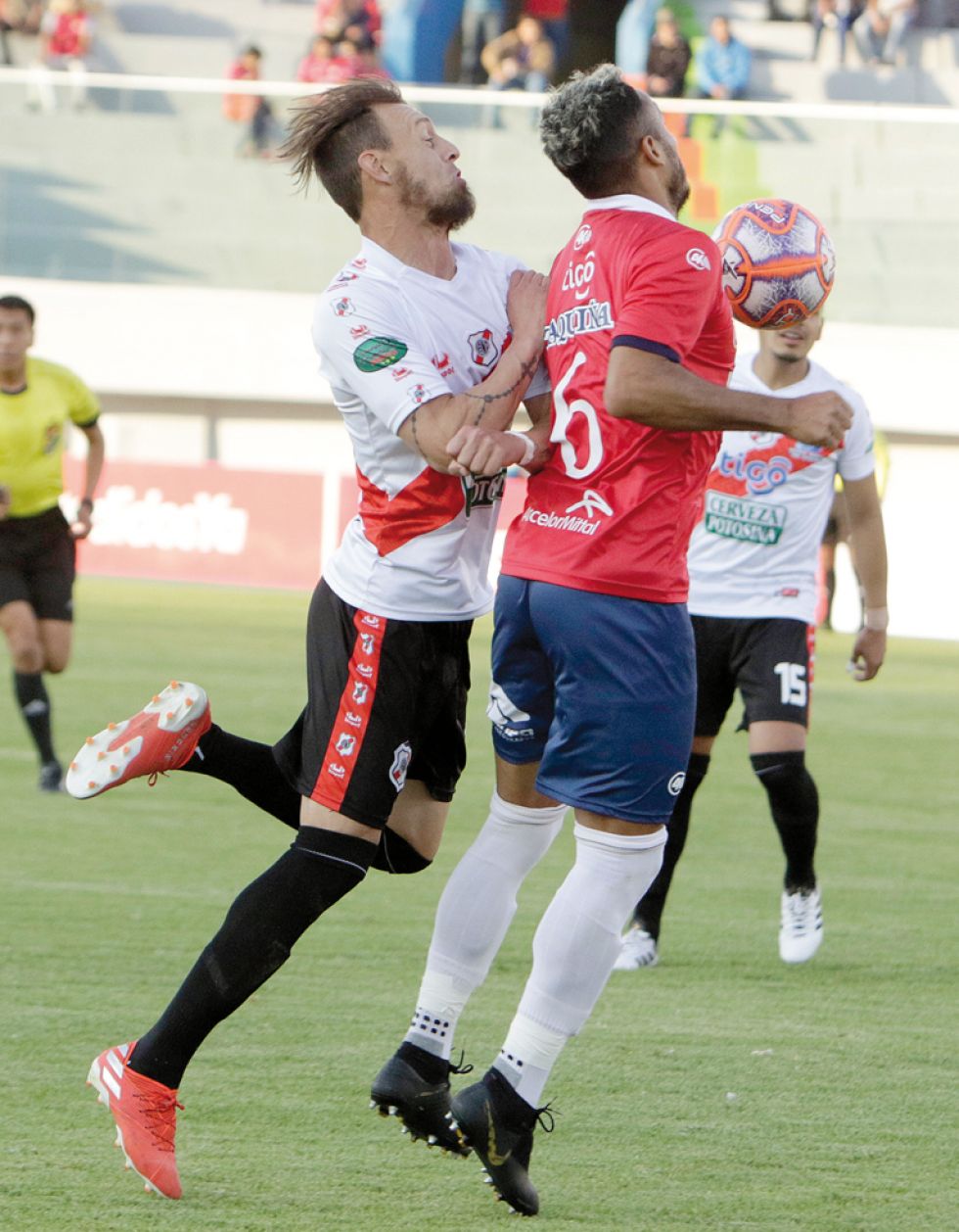 Un pasaje del compromiso disputado ayer, en el Estadio Félix Capriles, entre Wilstermann y Nacional Potosí.