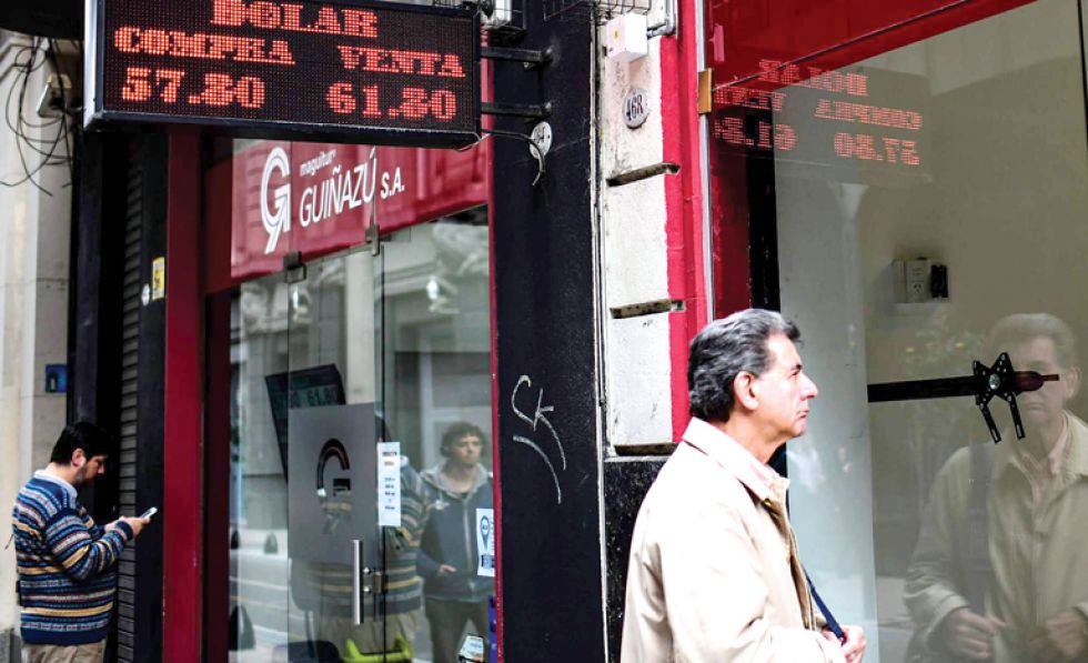 CRISIS. El control cambiario impuesto ayer por el Gobierno argentino aumenta la incertidumbre ciudadana frente a la economía.