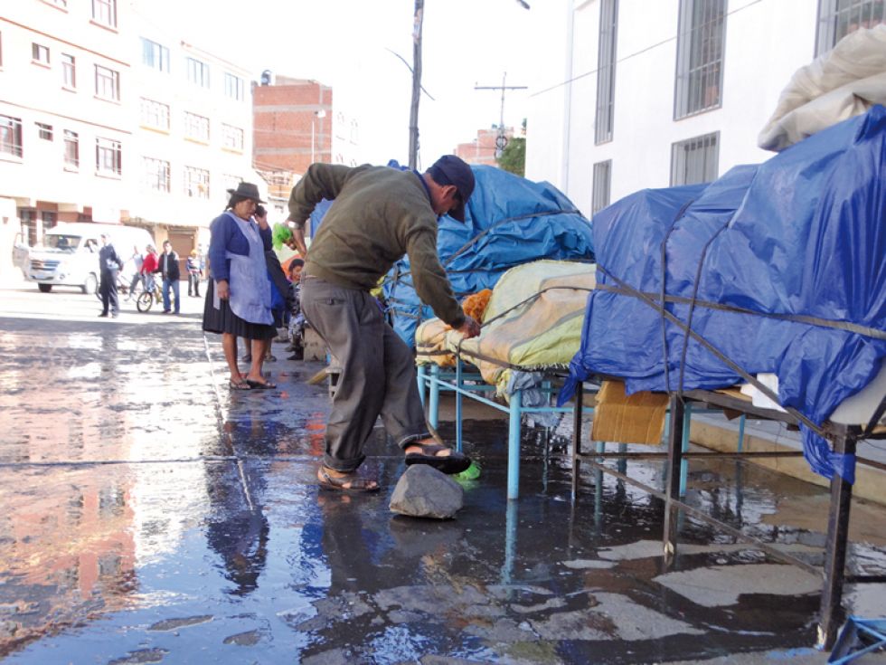 MERCADO. La Alcaldía realizó limpieza intensiva en alrededores del Mercado Campesino el domingo.