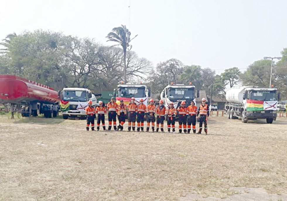 BRIGADA. El equipo chuquisaqueño en su arribo a la capital cruceña, antes de ingresar a las áreas afectadas por el fuego.