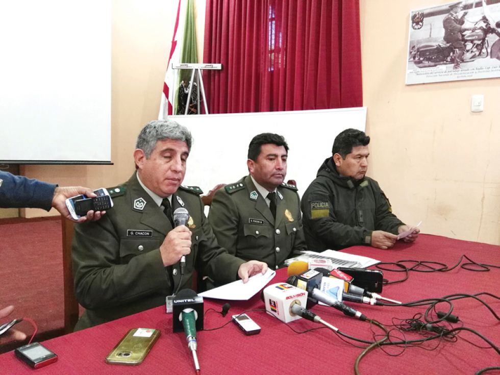 INFORME. El director departamental de la Felcc de Chuquisaca, coronel Guillermo Chacón (i).