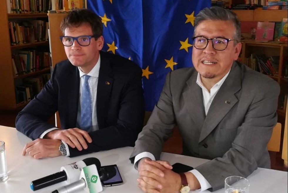 Jorg Schreiber (izquierda) y Walter Mur, consejero de prensa de la Unión Europea en Bolivia