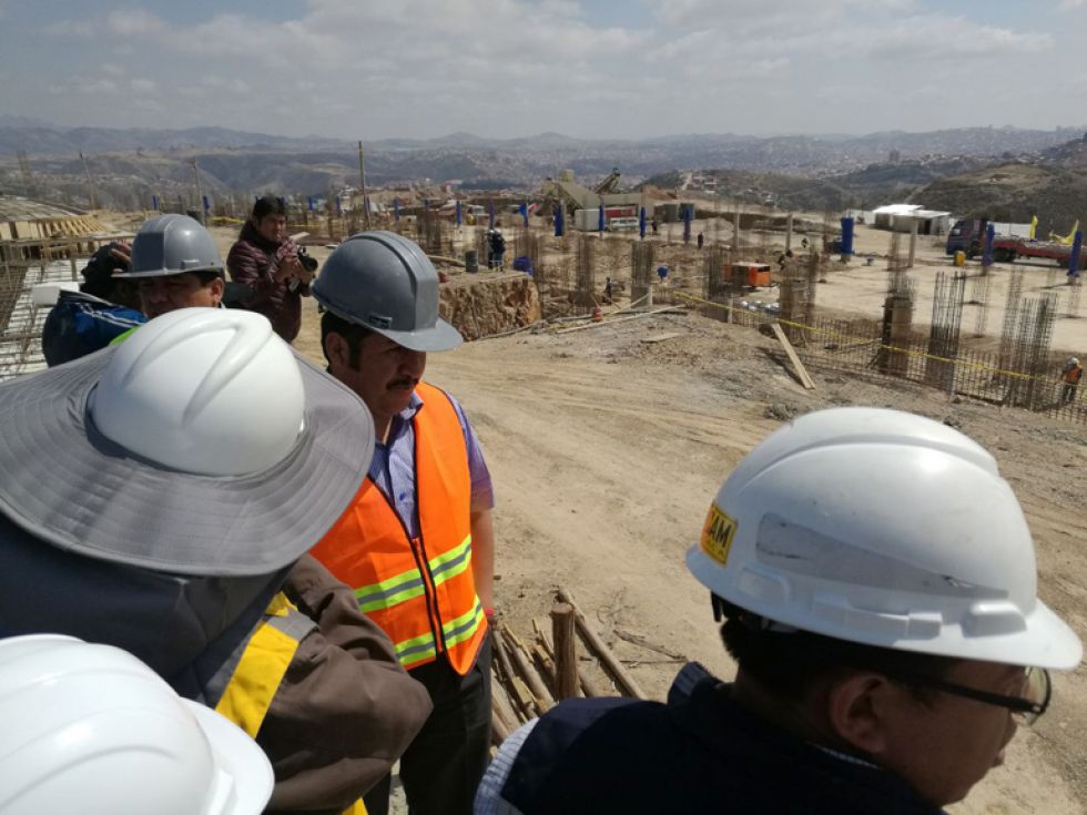 OBRAS. Grupos de obreros trabajan en varios frentes en la nueva terminal de buses.
