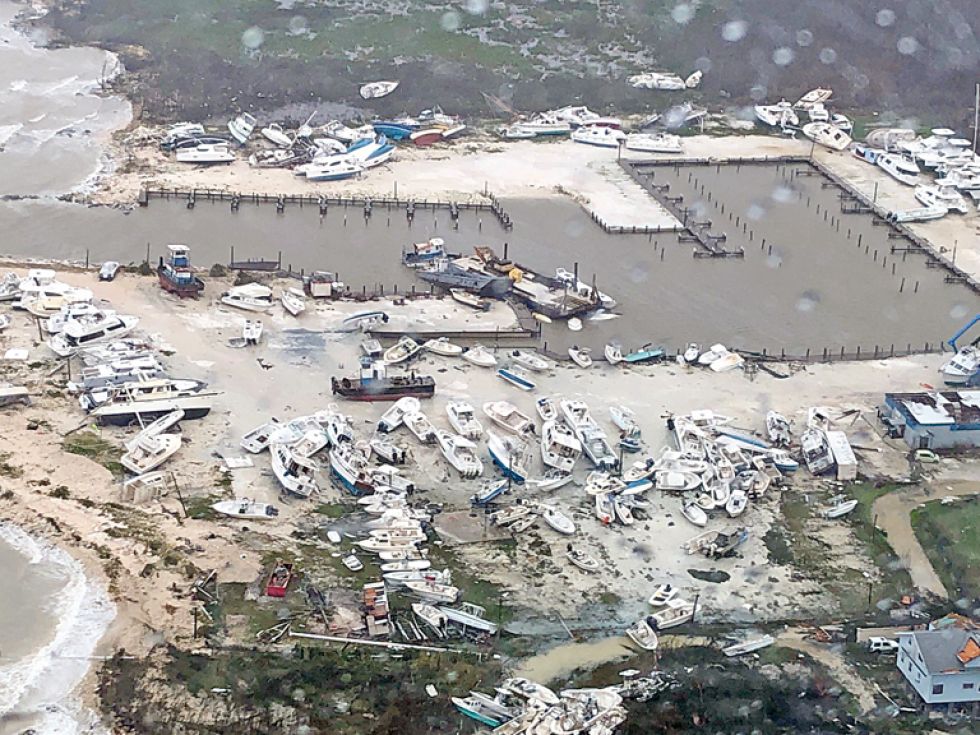 DESASTRE. A la izquierda, vista de los daños en la bahía y el aeropuerto que provocó Dorian en Bahamas cuanto todavía registraba su intensidad máxima.