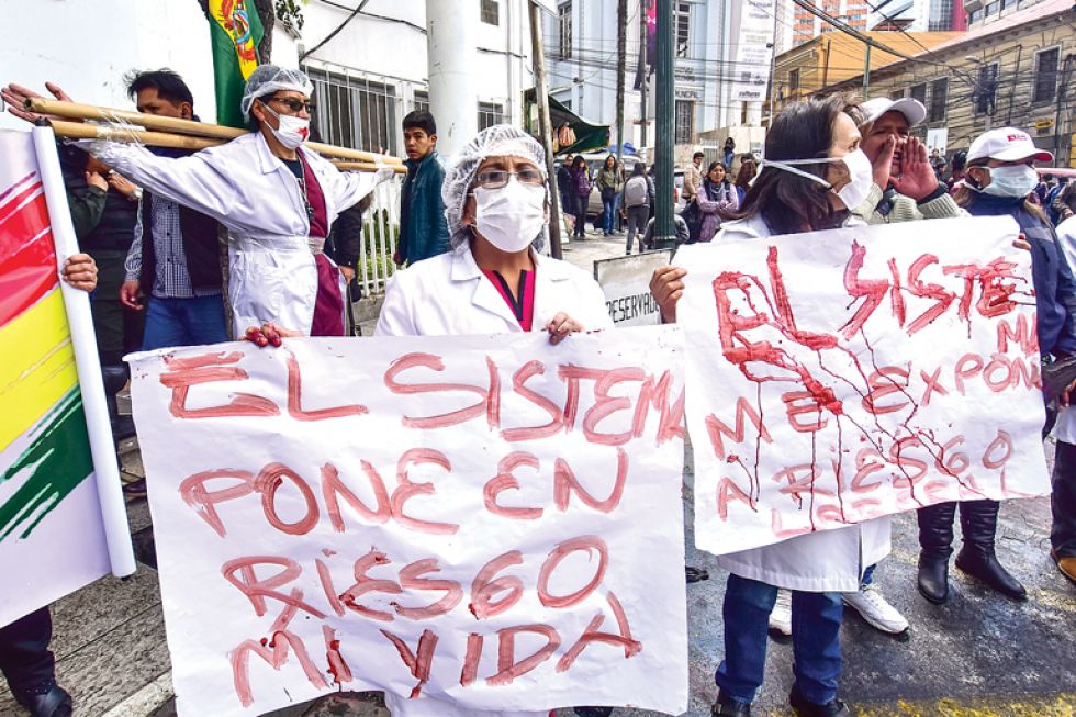 PROTESTA. La movilización de los médicos en el frontis del Ministerio de Salud, ayer, en La Paz.