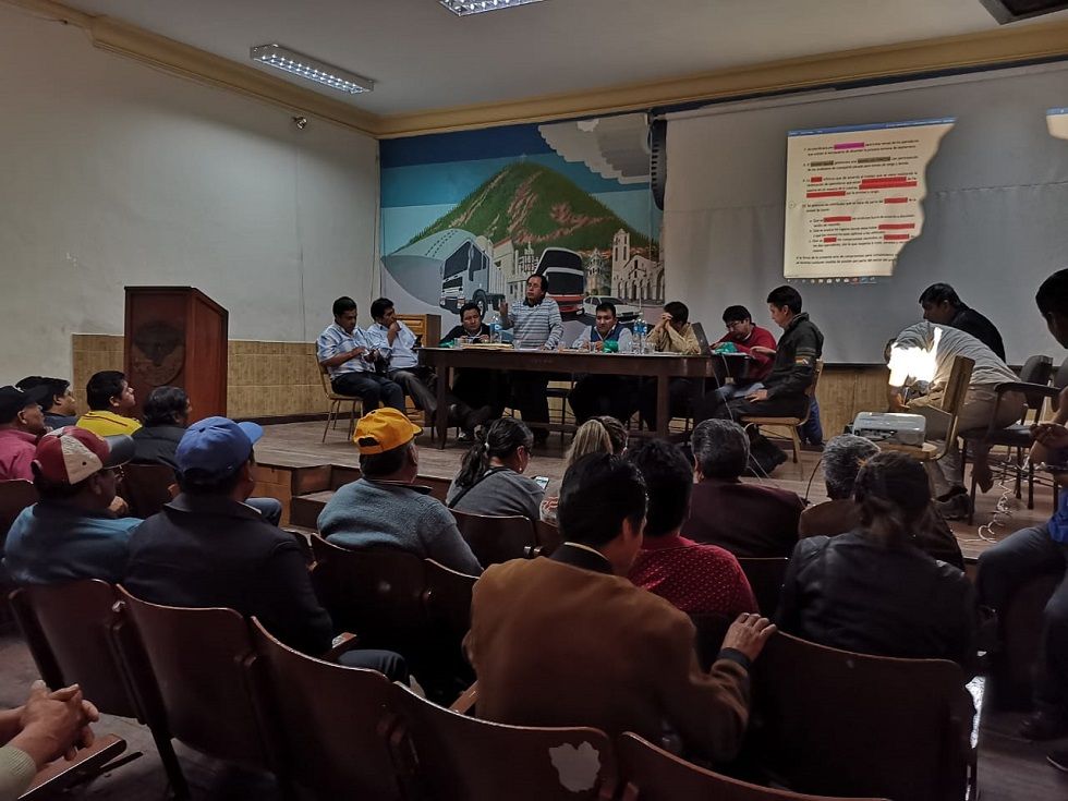 La reunión entre los choferes y las autoridades se extendió por al menos cuatro horas.