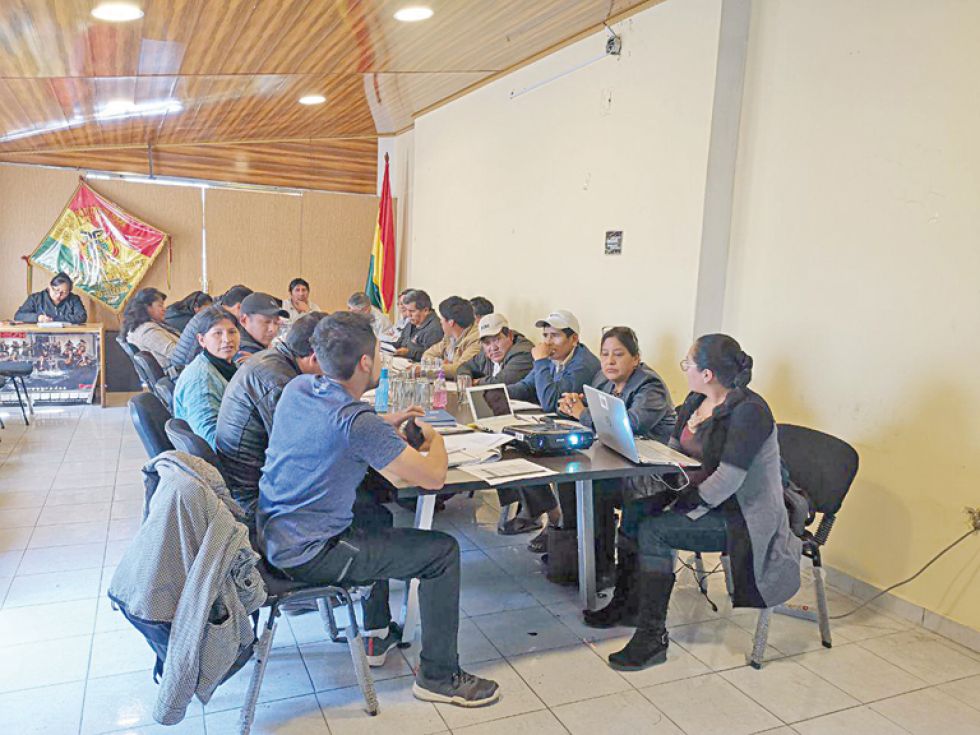 ANÁLISIS. Los dirigentes del Control Social y los altos funcionarios del Ejecutivo municipal revisan el presupuesto del POA 2020.