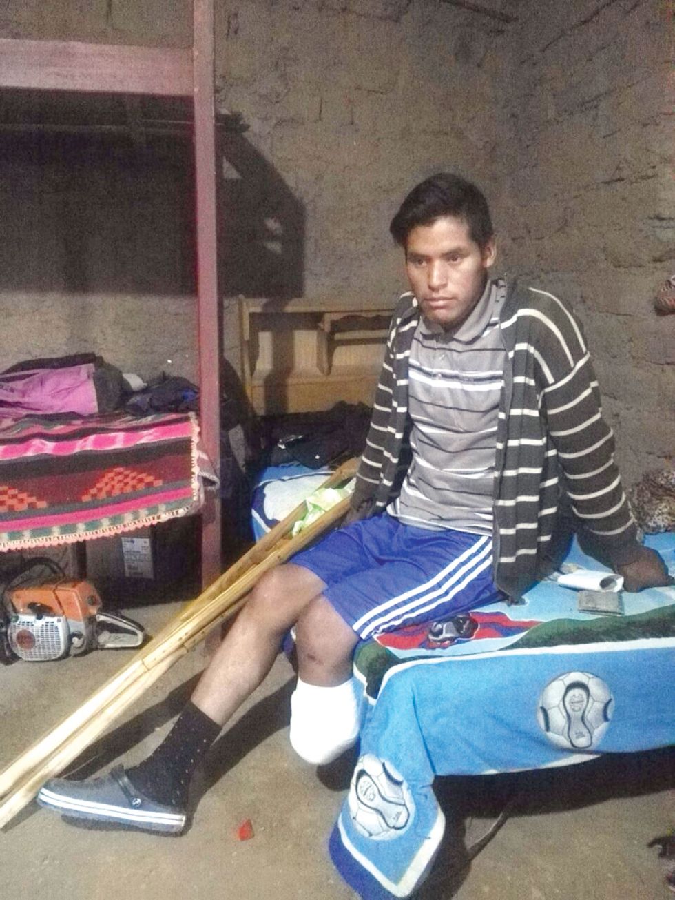 ACCIDENTADO. Elio Kama, de 19 años, saldrá bachiller del colegio de Pata LLajta.