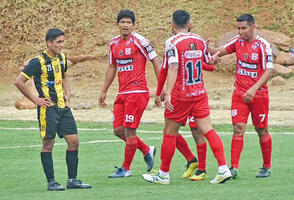 Yerco Vallejos (i), Edwin Alpire (c) y Gastón Mealla (d) celebran uno de los cuatro goles, en el clásico de antaño ante la desazón de un rival.