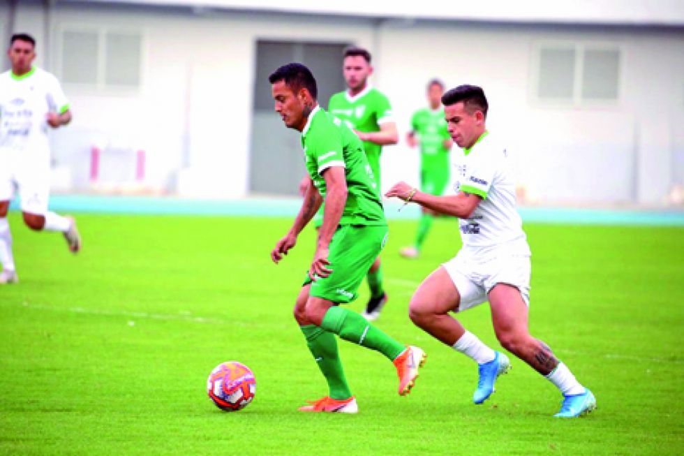 Jhasmani Campos conduce el balón ante la marca de Henry Vaca en el amistoso jugado ayer, en el valle.