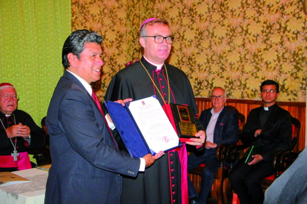 NUNCIO. La Alcaldía entregó el Escudo de Armas al nuncio apostólico Angelo Accatino.