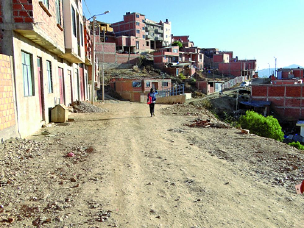 VÍA. Vista de la calle denominada momentáneamente "tercer anillo", por los habitantes del lugar.