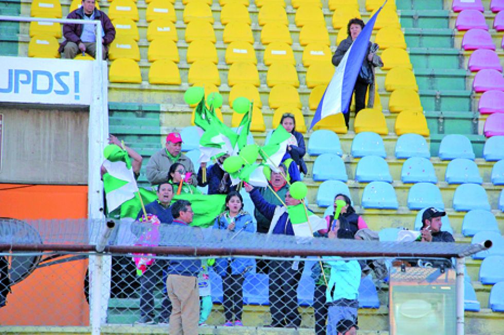 Un puñado de hinchas tarijeños alentó ayer a Real Tomayapo, en Sucre.