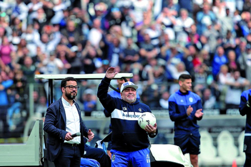Maradona tuvo un emotivo recibimiento en Gimnasia