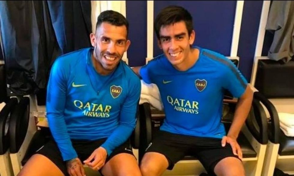 El boliviano Sebastián Melgar junto con Carlos Tevez.