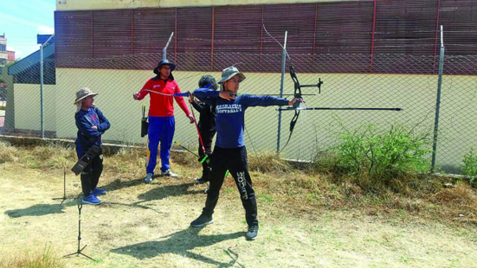 Ante la falta de escenario, los deportistas vienen trabajando en la pista auxiliar del Estadio Patria